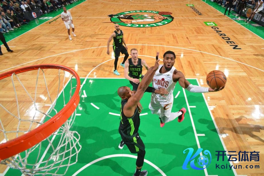 [图]米切尔41分双探花合砍83分 骑士22分逆转凯尔特东谈主体育集锦