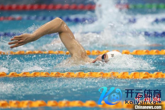 3月19日，在山东青岛举行的2025年寰球春季游水锦标赛中，游水奥运冠军孙杨夺得须眉400米解放泳银牌。图为孙杨在比赛中。中新社记者 田雨昊 摄
